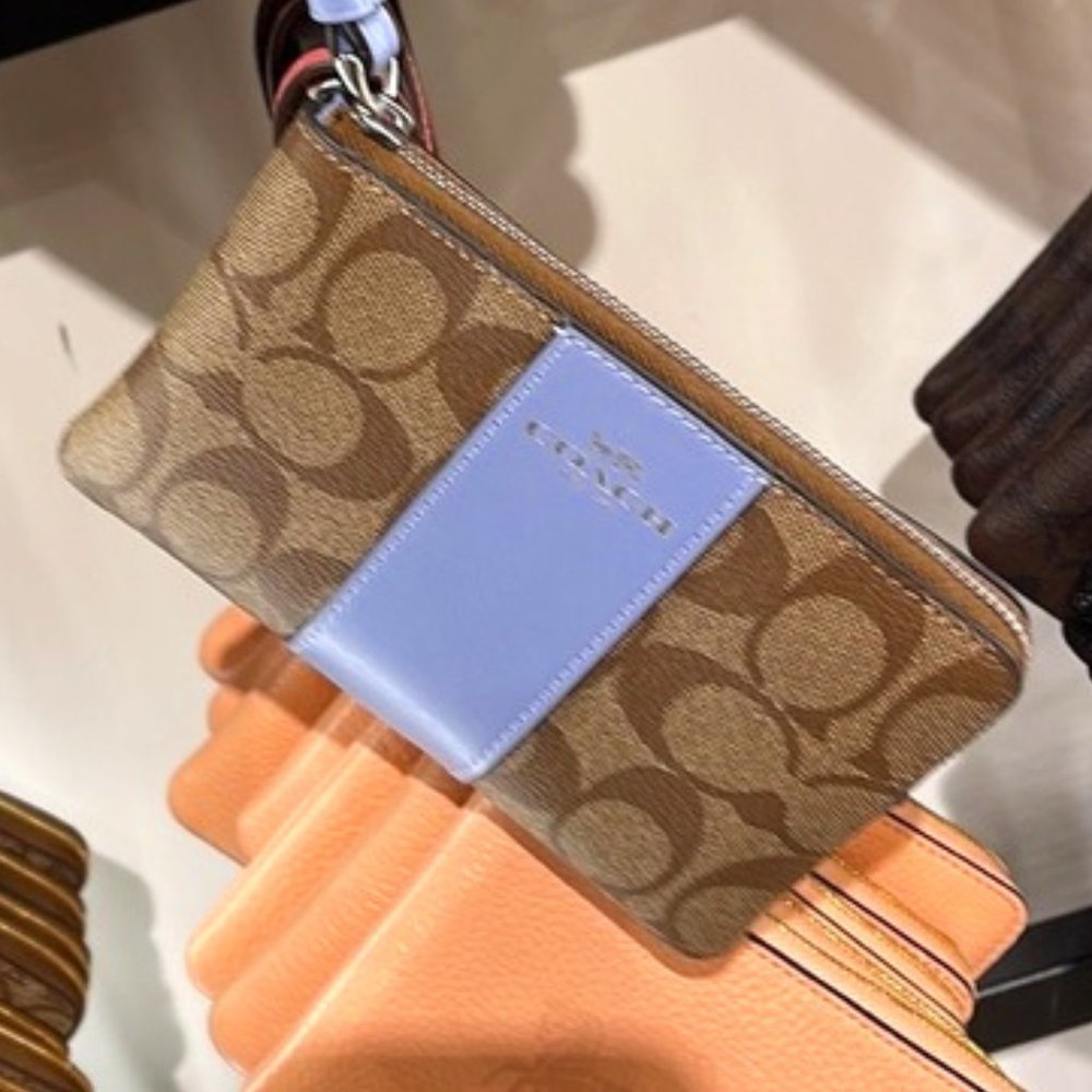 Corner Zip Wristlet In Signature Canvas Khaki / Marble Blue